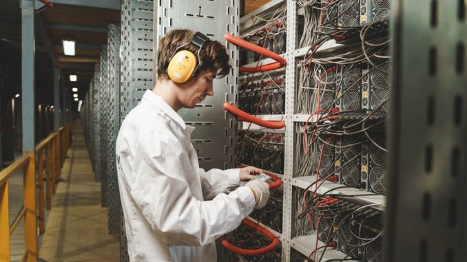 Russia Takes Second Place by Power Capacity in Crypto Mining, Reports