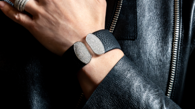 This Diamond-Packed Apple Watch Cuff Is Authenticated by an NFT This Diamond-Packed Apple Watch Cuff Is Authenticated by an NFT